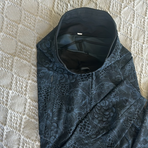 Lululemon Leggings size 2, 23” length excellent used condition - Picture 3 of 7